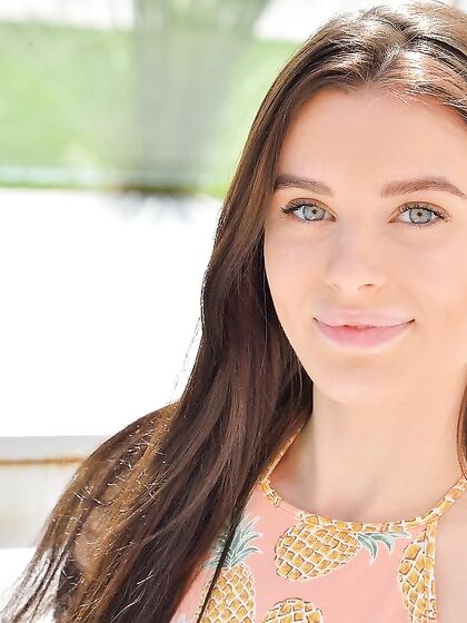 Even More Gorgeous photos (Lana Rhoades)
