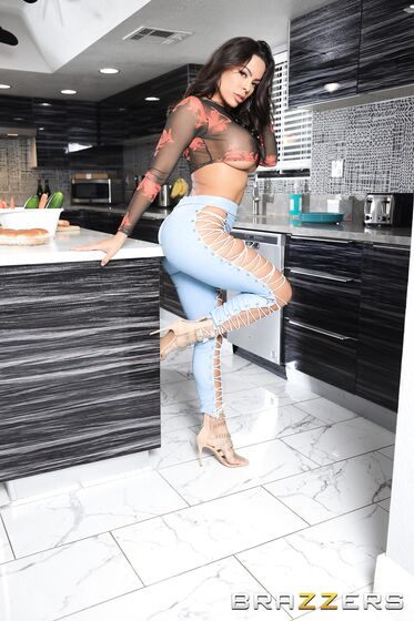 Juggy Latina With A Killer Body Pleases Xander In The Living Room photos (Luna Star, Xander Corvus)
