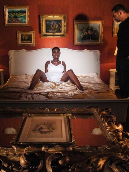 Short-haired Ebony Pleasures Two White Dudes At The Same Time photos (Zaawaadi)