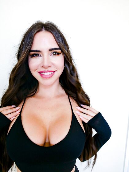 Raven-haired Bombshell Suttin Can't Wait To Get Fucked