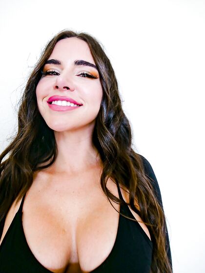 Raven-haired Bombshell Suttin Can't Wait To Get Fucked