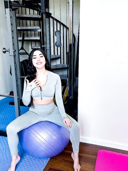 Raven-haired Bombshell Suttin Can't Wait To Get Fucked