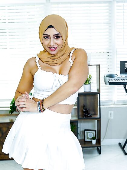 Curvy Arab Mom Gets Fucked Through The Hole In Her Lingerie photos (Lilly Hall)