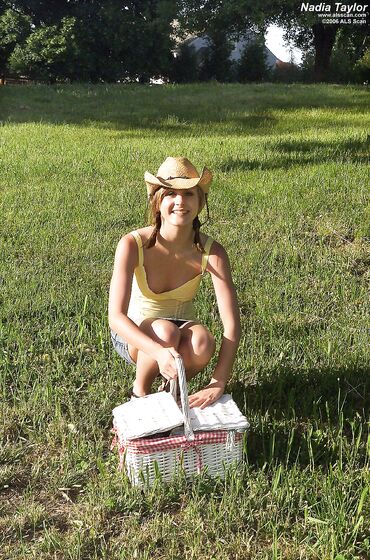 Devilishly Attractive Girl Nadia Taylor Gets Nude And Fucks The Corn On Picnic