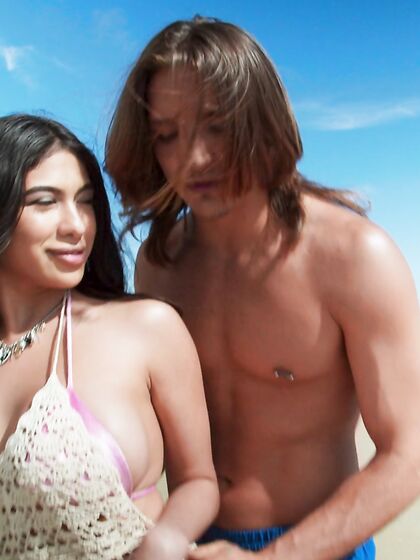 Pretty Beach Babe Reyna Belle Screwed By Long-haired Dude