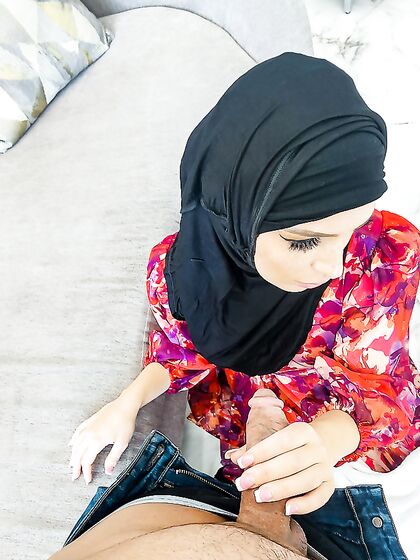 Pervy Hijab MYLF Alexa Payne Gets Pounded In Bed