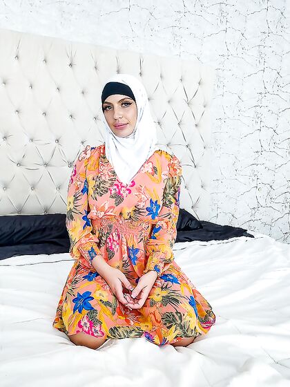 Pervy Hijab MYLF Alexa Payne Gets Pounded In Bed