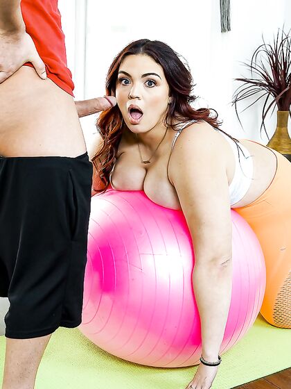 Wavy-haired BBW Scarlett Venom Gets Pounded On The Floor