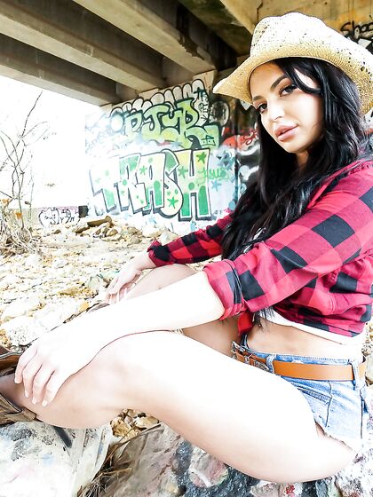 Raven-haired Cowgirl Alexa Payne Smiles As Long Prick Drills Her Wet Coochie