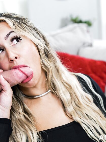 Smiley Blonde MYLF Misty Meaner Gets Double Donged