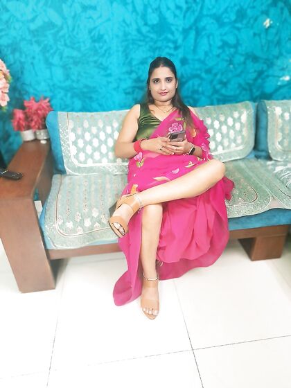 Sexy saree bhabhi aunty