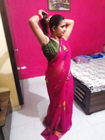 Sexy saree bhabhi aunty