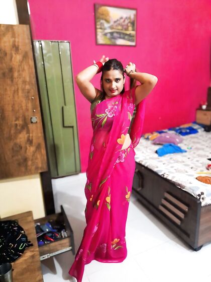 Sexy saree bhabhi aunty