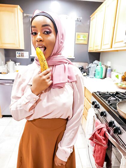 Black Arab MILF Lily Starfire Sucks And Rides White Pecker In POV