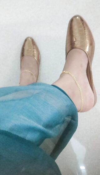 Mom sexy feet and smelly heels????