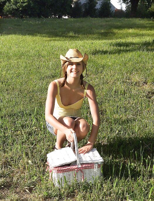 Devilishly Attractive Girl Nadia Taylor Gets Nude And Fucks The Corn On Picnic