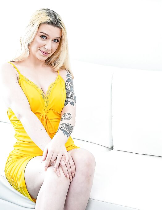 Pale-skinned MYLF Dakota Williams Enjoys Sucking And Riding BBC