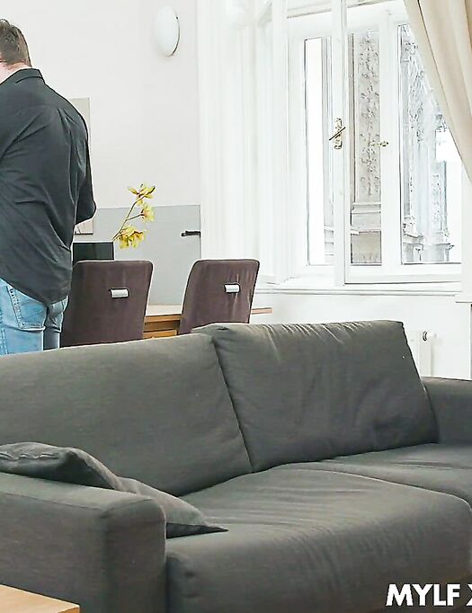 Short-haired Bombshell Lady Dee Gets Pleasantly Fucked On The Sofa