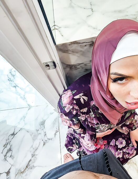 Pervy Hijab MYLF Alexa Payne Gets Pounded In Bed