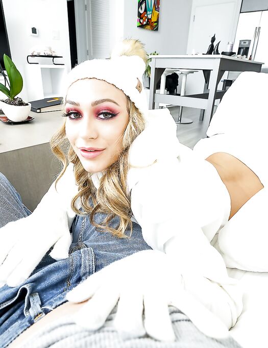 Seductive Blondie Ana Rose Gets Pleasantly Fucked In POV